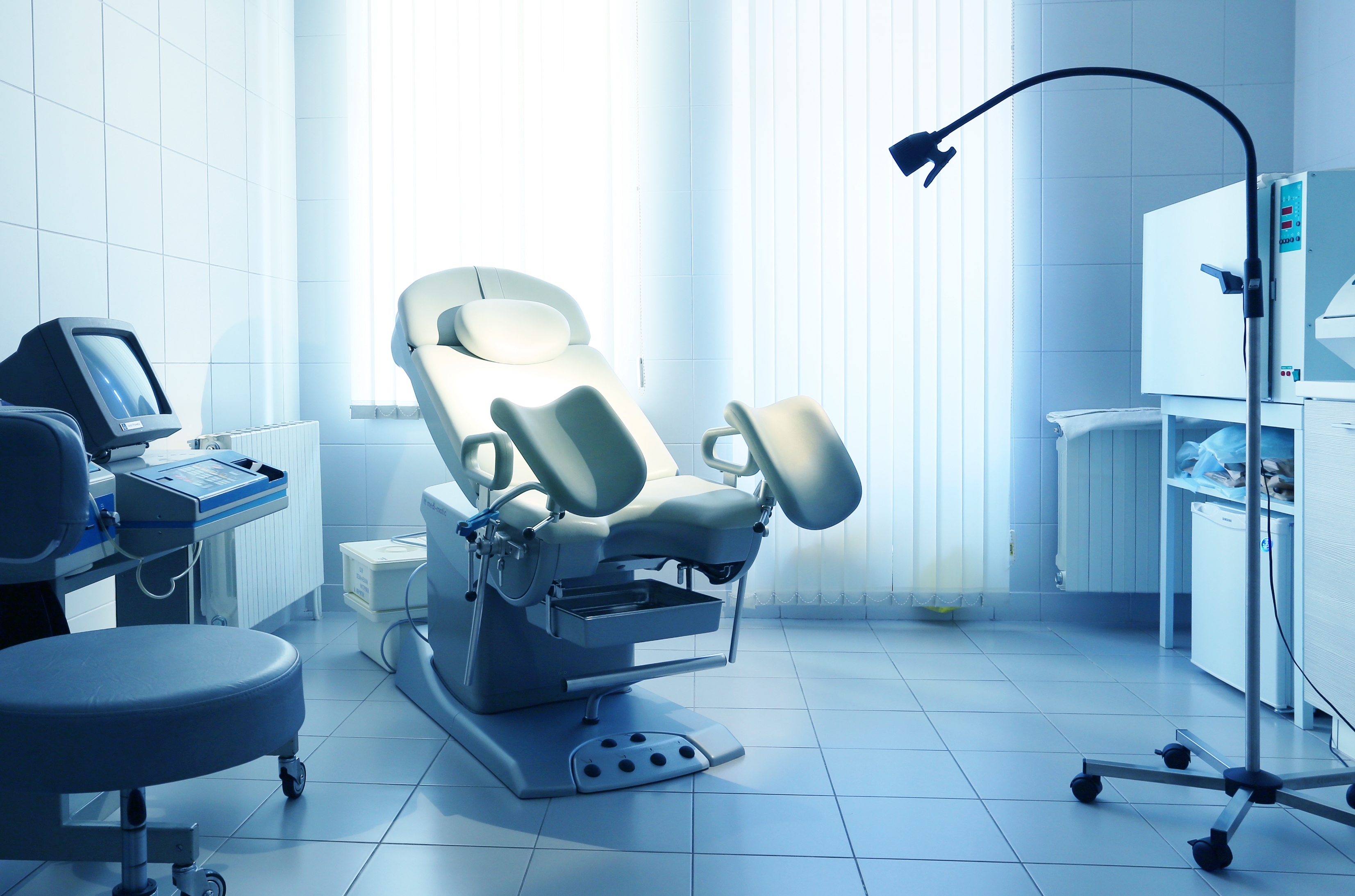 Кресло врача гинеколога. Гинекологическое кресло в кабинете. Кабинет гинекологии. Оборудование для гинекологического кабинета. Кабинет врача гинеколога.