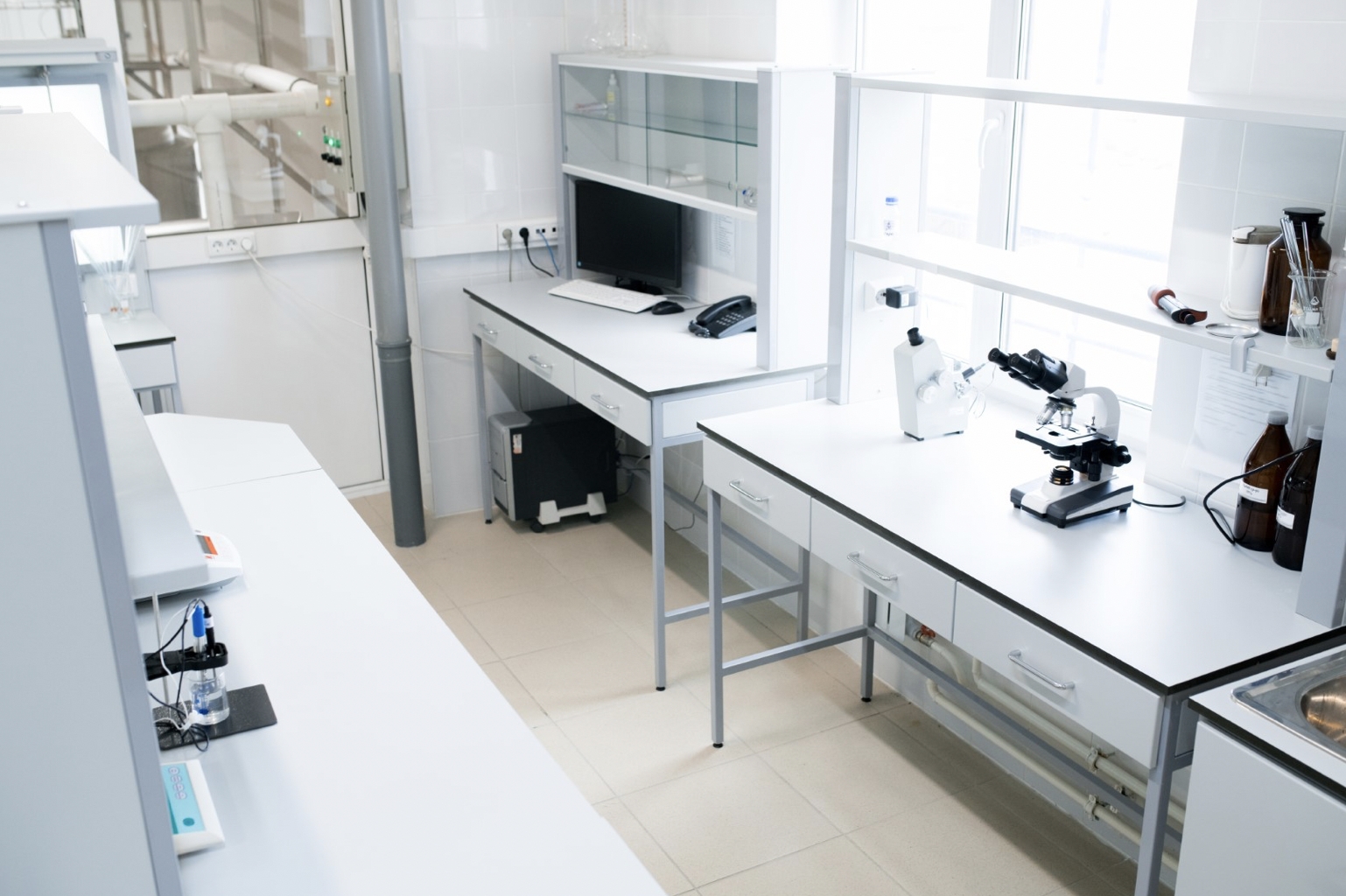 Передвижные лабораторные столики и столы